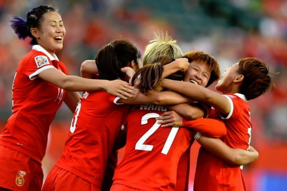 雷速体育-中国女足取得胜利，球员们士气高昂