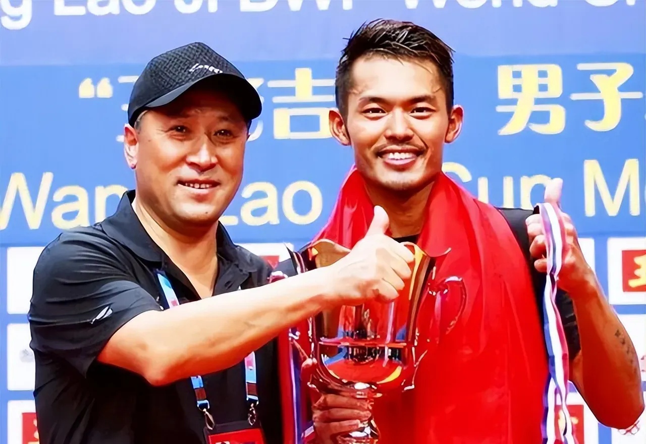 中国羽毛球队完胜印尼羽毛球队,林丹爆发神勇 中国羽毛球队完胜印尼羽毛球队,林丹爆发神勇