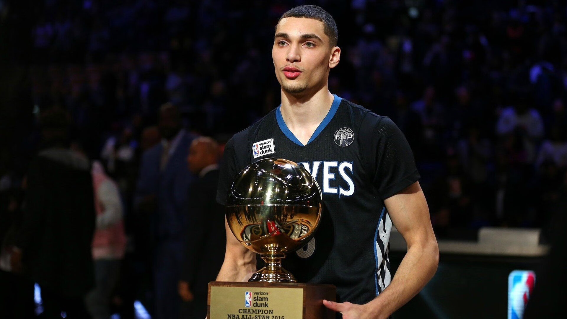 东决关键战焦点战，勇士硬仗取胜快船，坚韧与策略的胜利