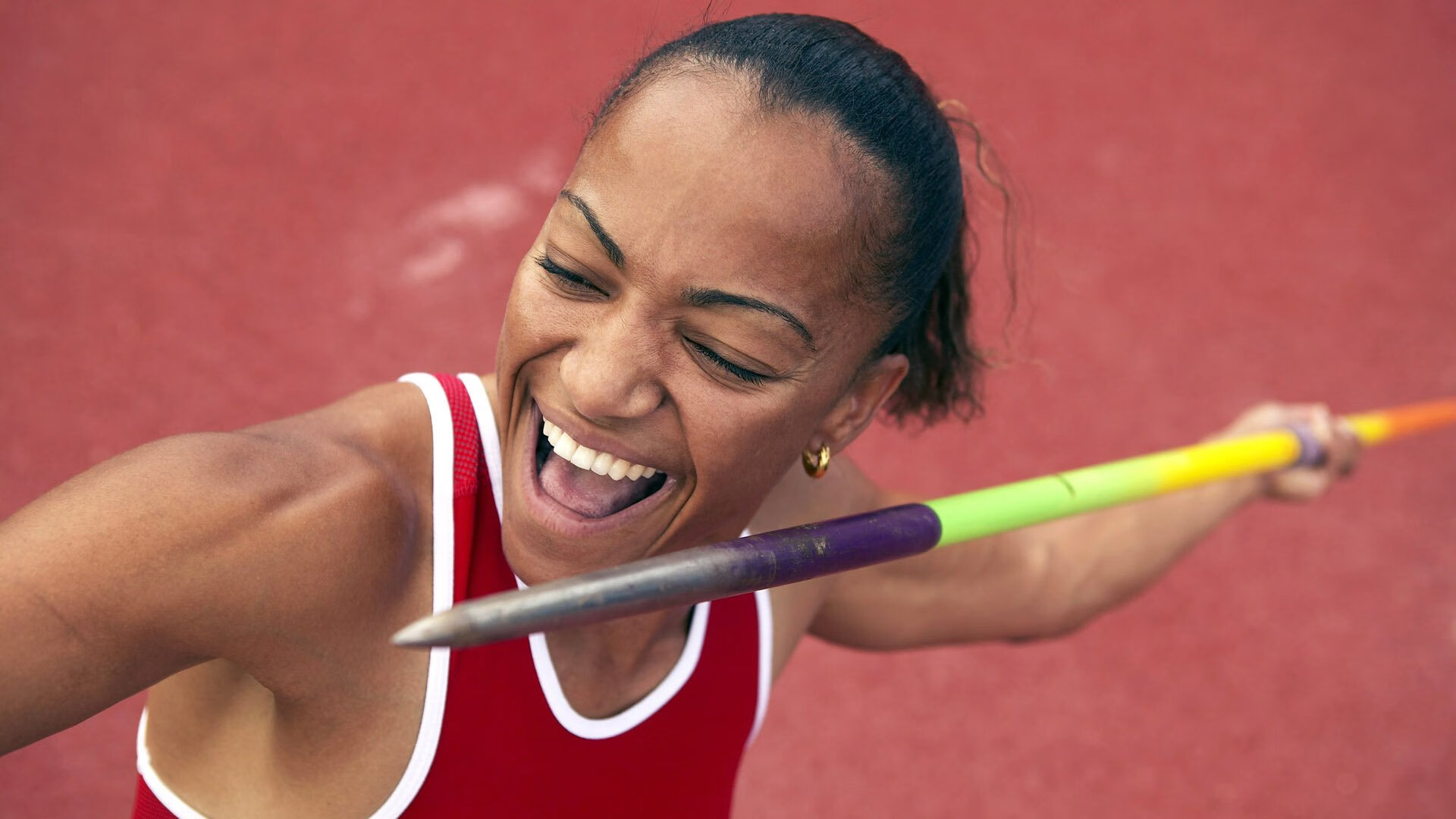 赛道与球场的双重逆转，F1揭幕战与骑士绝地反击的竞技启示