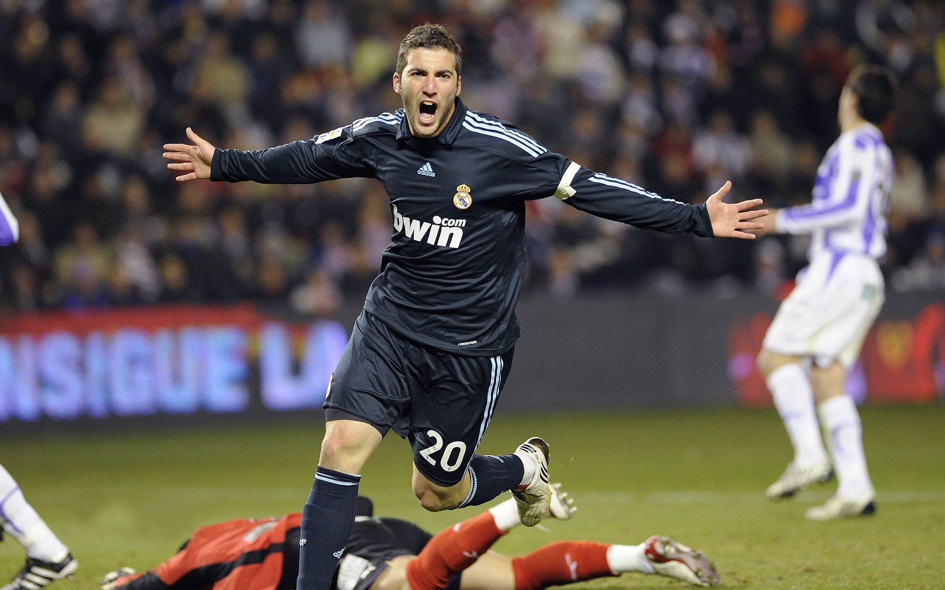 从足球场到乒乓球台，葡萄牙的逆袭与奥恰洛夫的领袖之路